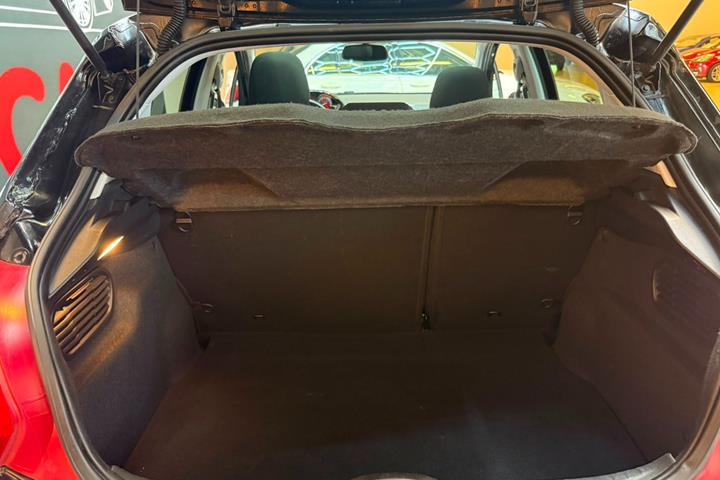 Sort Peugeot 208 fra 2015