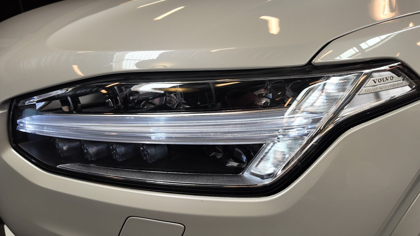 Hvid Volvo XC90 fra 2023