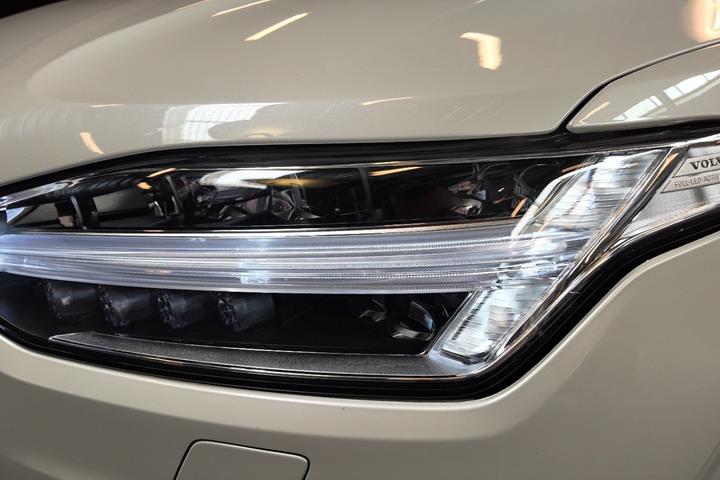 Hvid Volvo XC90 fra 2023