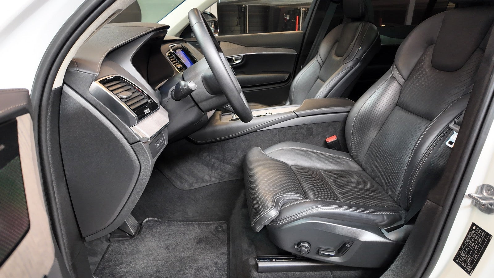 Hvid Volvo XC90 fra 2023