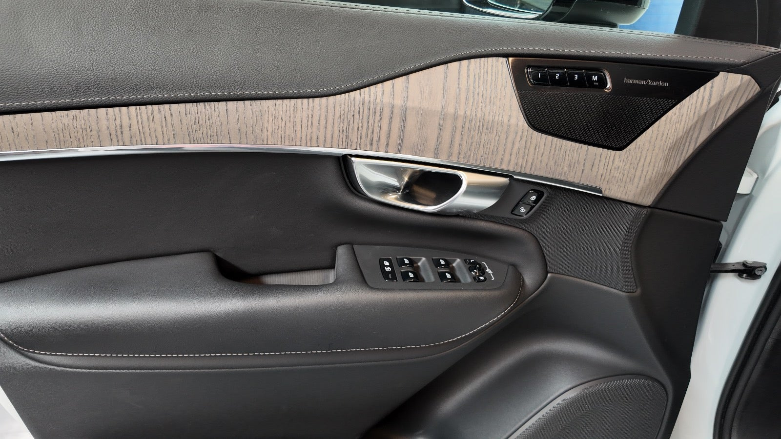 Hvid Volvo XC90 fra 2023