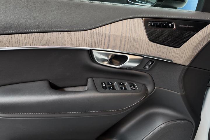 Hvid Volvo XC90 fra 2023