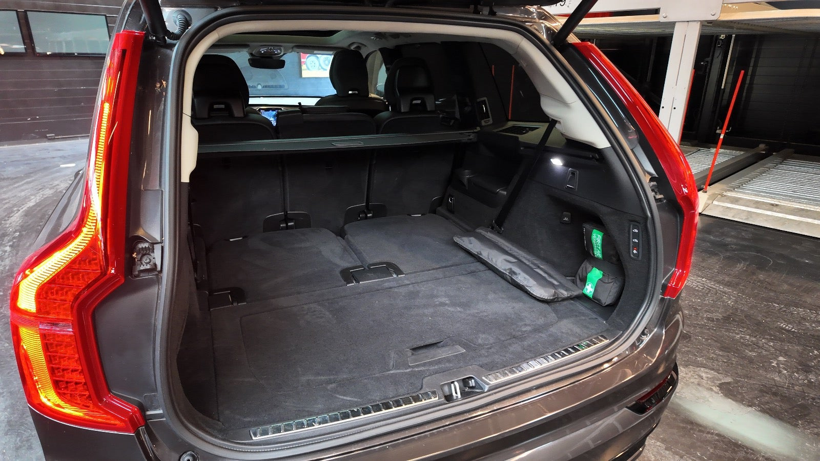 Sort Volvo XC90 fra 2023