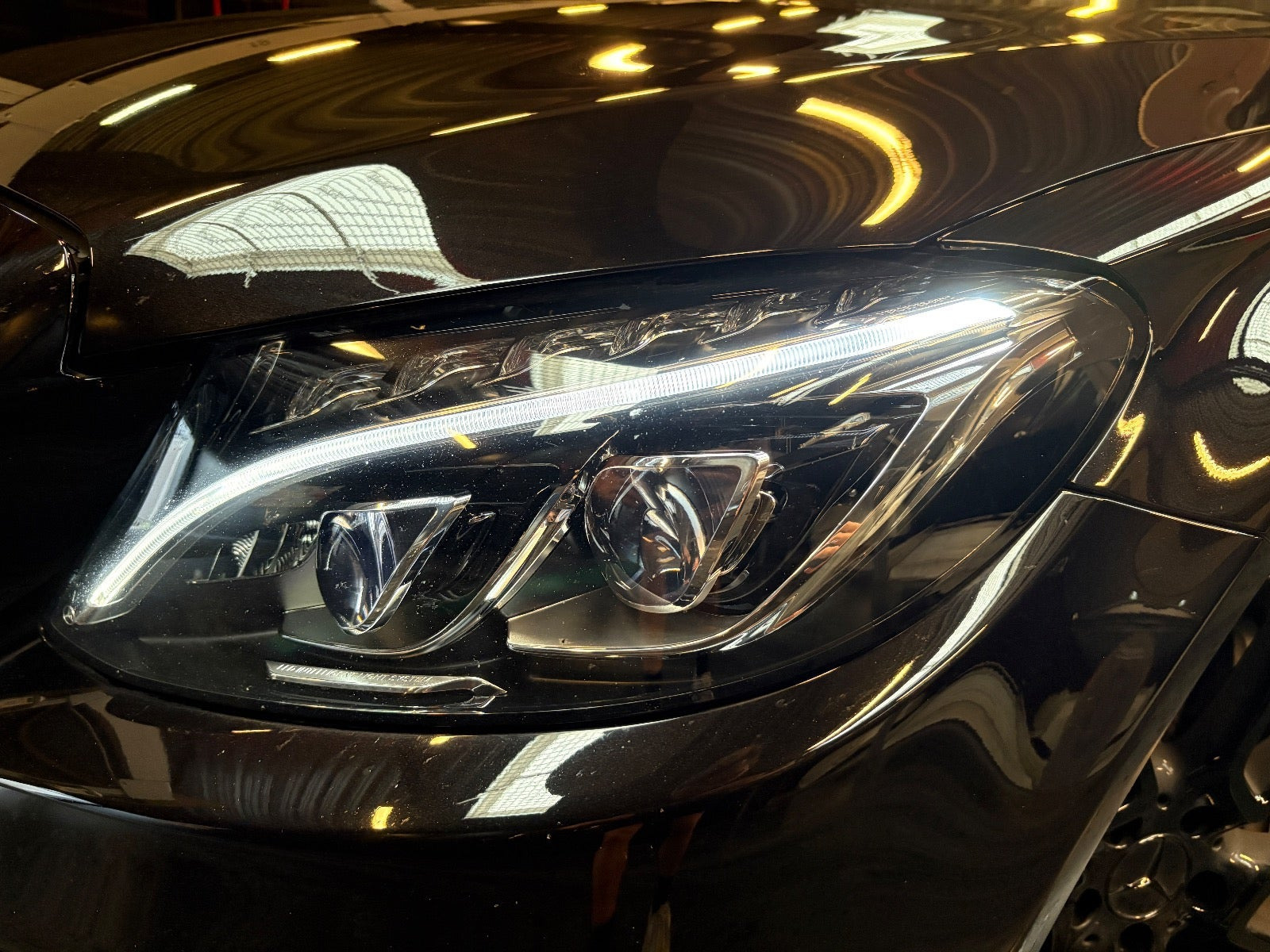 Sort Mercedes C43 fra 2018