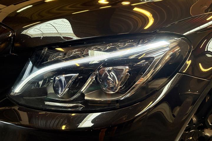 Sort Mercedes C43 fra 2018