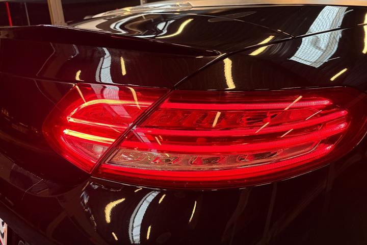 Sort Mercedes C43 fra 2018