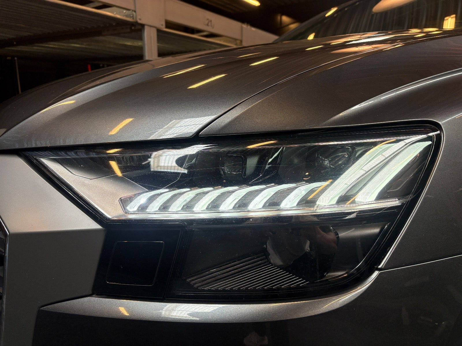 Grå Audi Q8 fra 2019