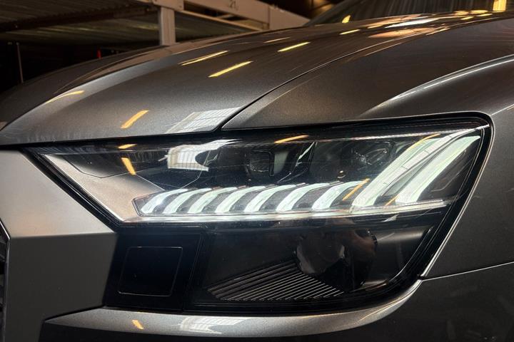 Grå Audi Q8 fra 2019