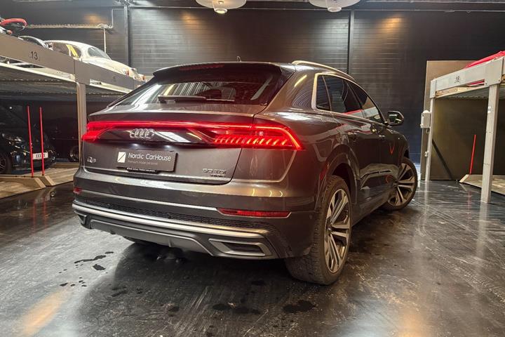 Grå Audi Q8 fra 2019