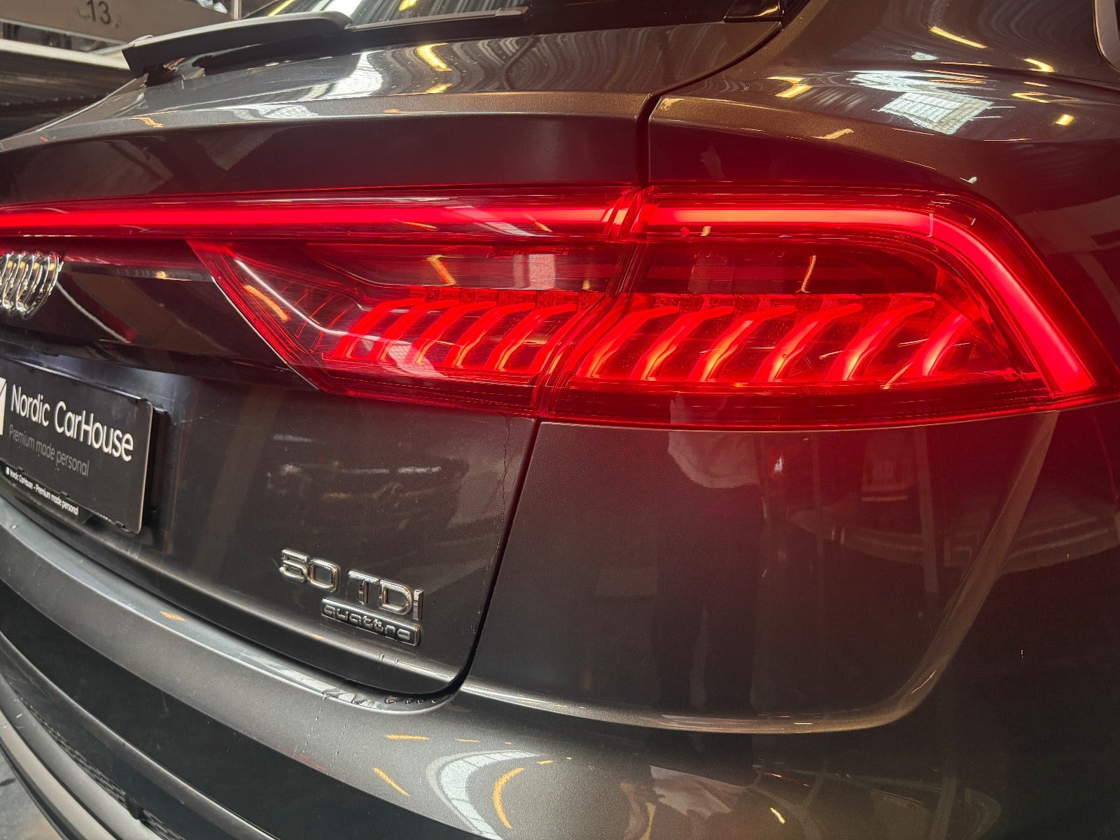 Grå Audi Q8 fra 2019