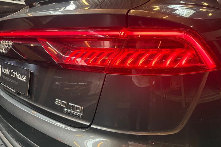 Grå Audi Q8 fra 2019