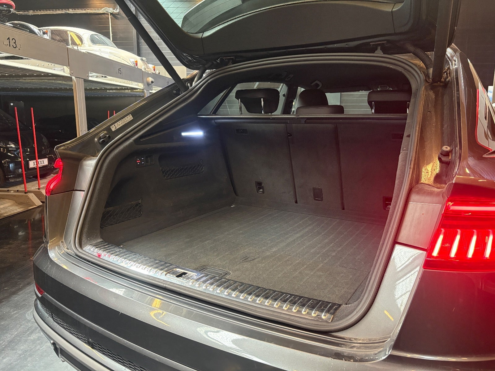 Grå Audi Q8 fra 2019