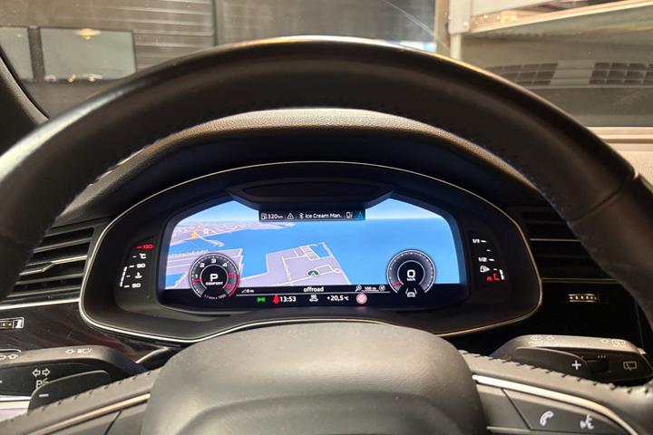 Grå Audi Q8 fra 2019