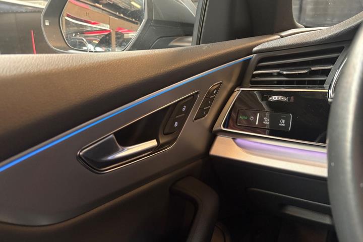 Grå Audi Q8 fra 2019