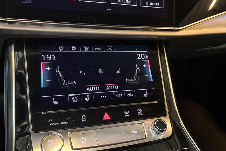 Grå Audi Q8 fra 2019