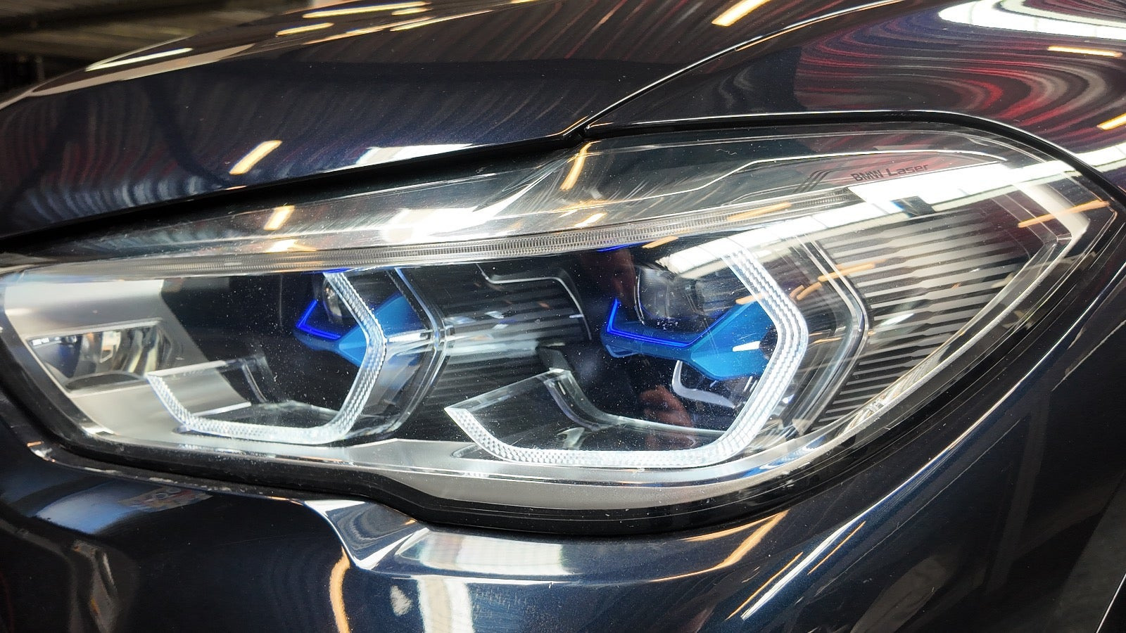 Blå BMW X5 fra 2021