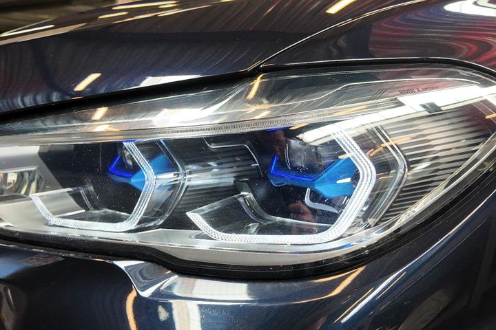 Blå BMW X5 fra 2021