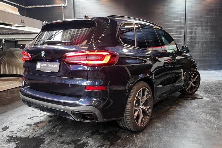 Blå BMW X5 fra 2021