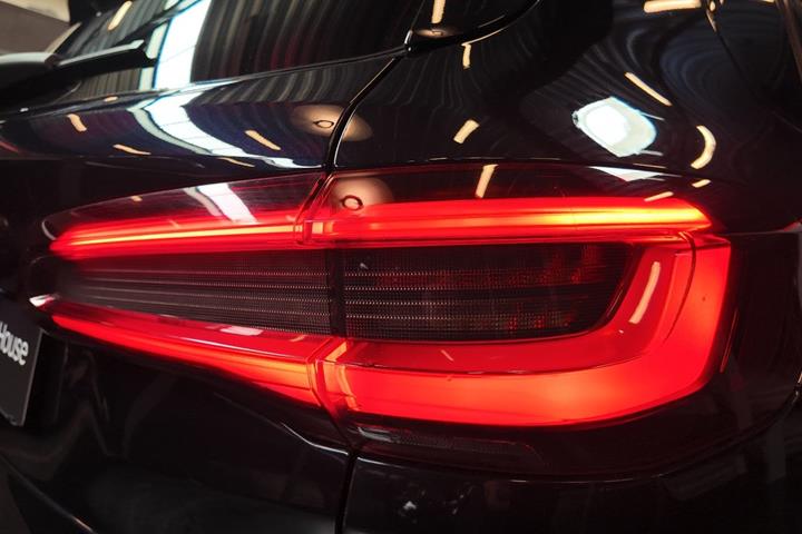 Blå BMW X5 fra 2021