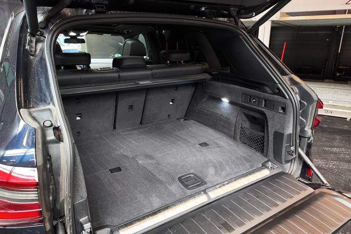 Blå BMW X5 fra 2021