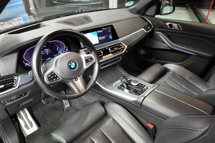 Blå BMW X5 fra 2021
