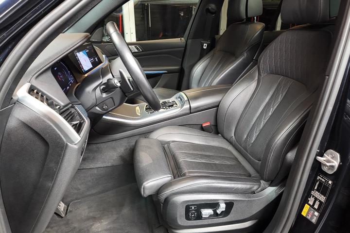 Blå BMW X5 fra 2021