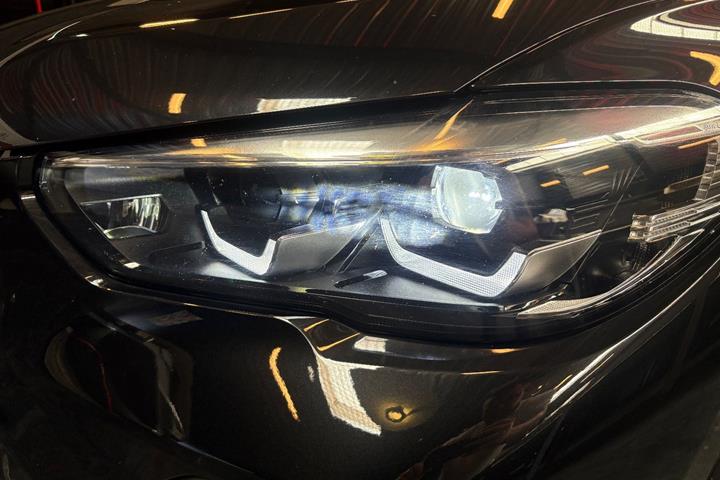 Sort BMW X5 fra 2023