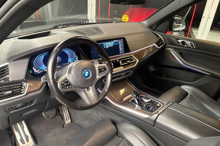 Sort BMW X5 fra 2023