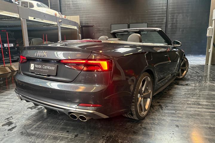 Grå Audi S5 fra 2018