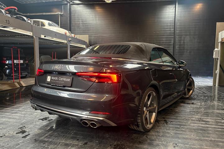 Grå Audi S5 fra 2018