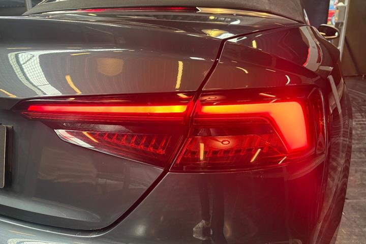 Grå Audi S5 fra 2018