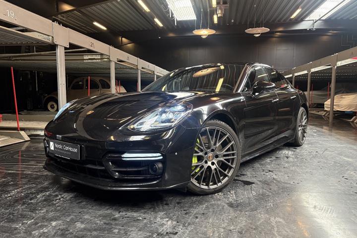 Sort Porsche Panamera 4 fra 2023