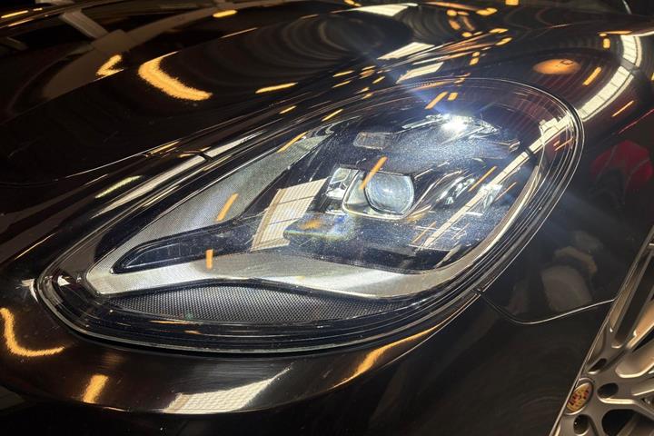Sort Porsche Panamera 4 fra 2023