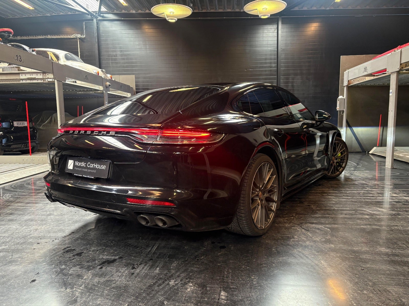 Sort Porsche Panamera 4 fra 2023