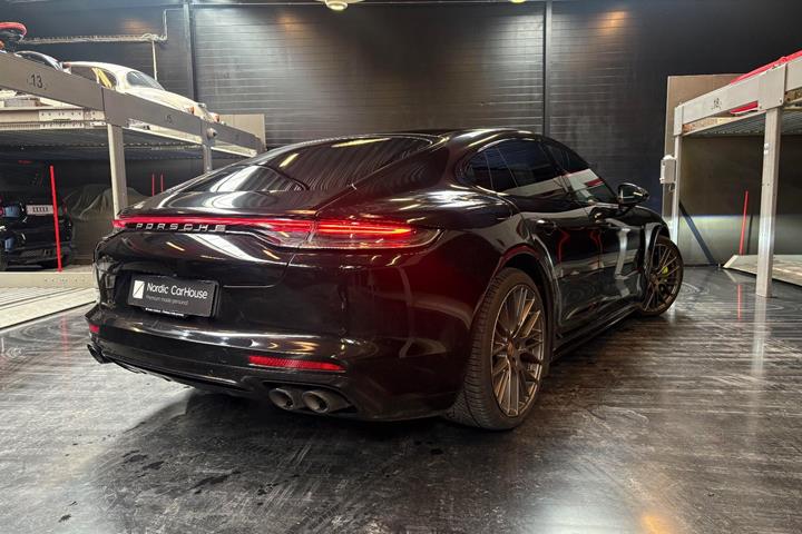 Sort Porsche Panamera 4 fra 2023
