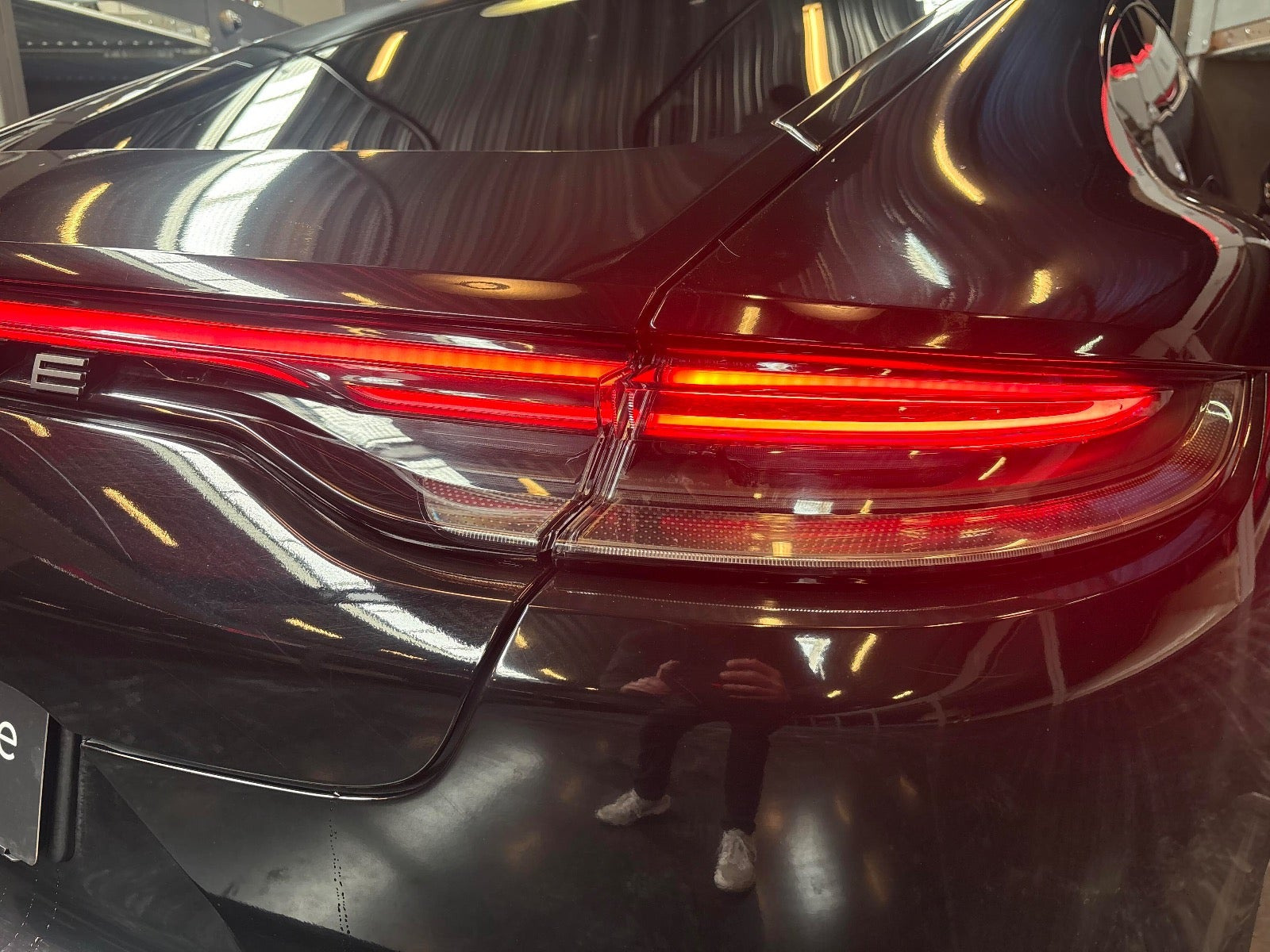 Sort Porsche Panamera 4 fra 2023