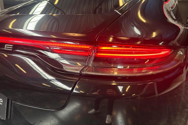 Sort Porsche Panamera 4 fra 2023