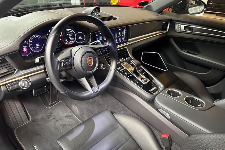 Sort Porsche Panamera 4 fra 2023