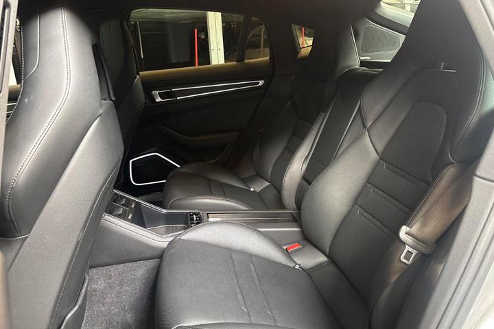 Sort Porsche Panamera 4 fra 2023