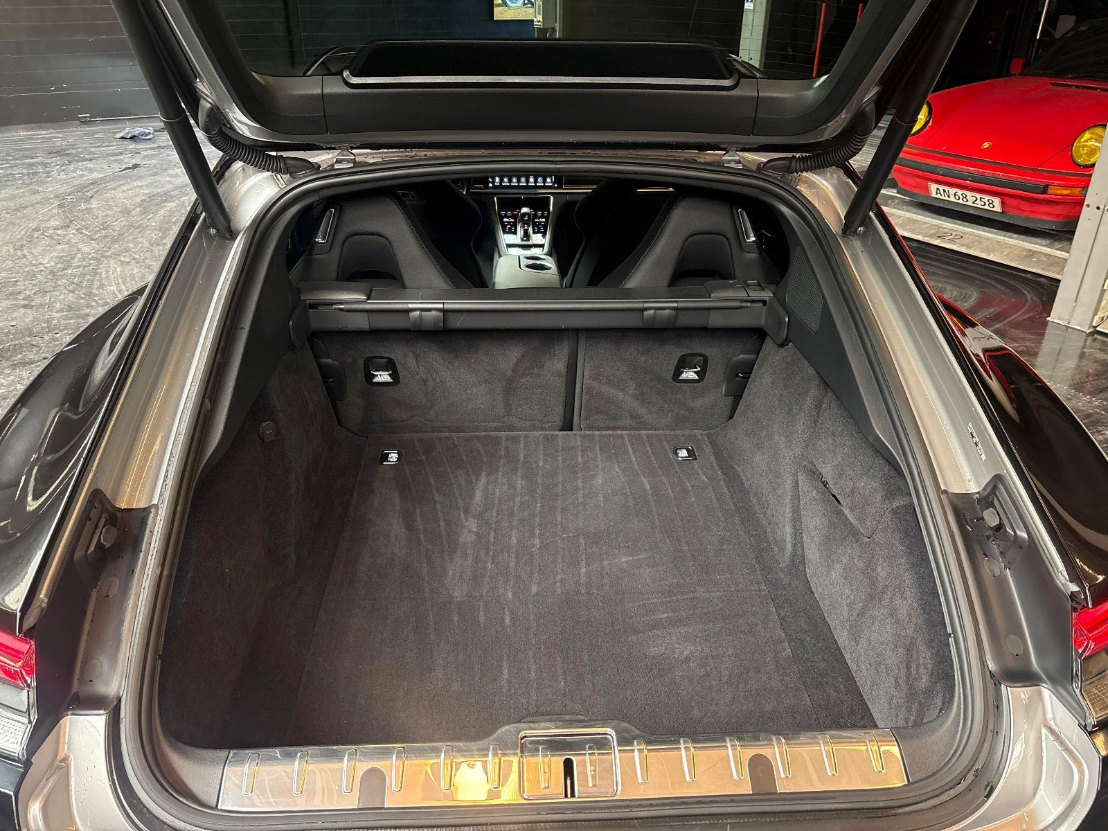Sort Porsche Panamera 4 fra 2023