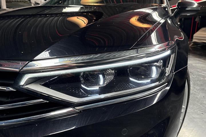 Sort VW Passat fra 2020