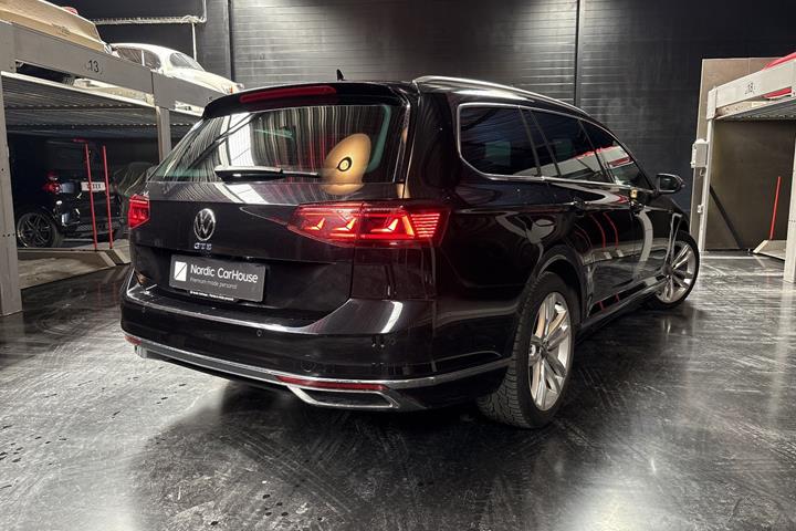 Sort VW Passat fra 2020