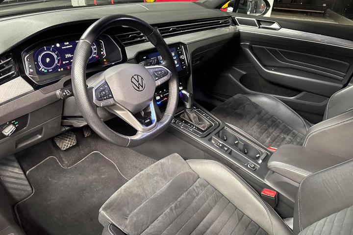 Sort VW Passat fra 2020