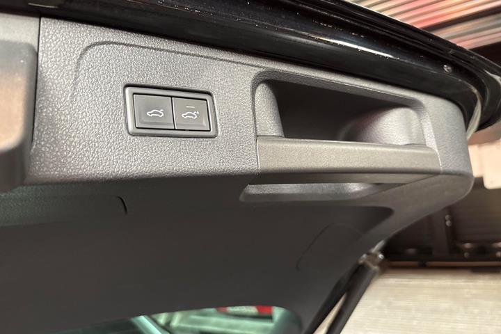 Sort VW Passat fra 2020