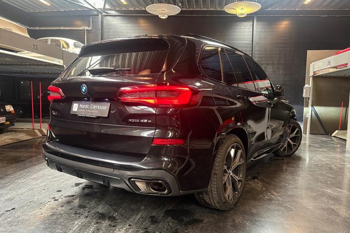 Sort BMW X5 fra 2023
