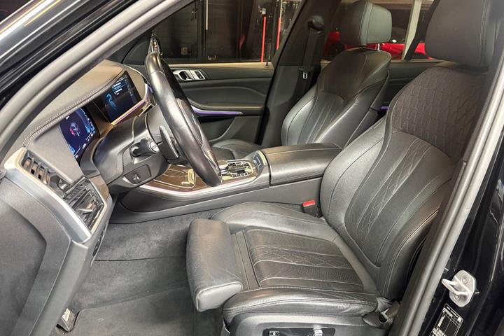 Sort BMW X5 fra 2023