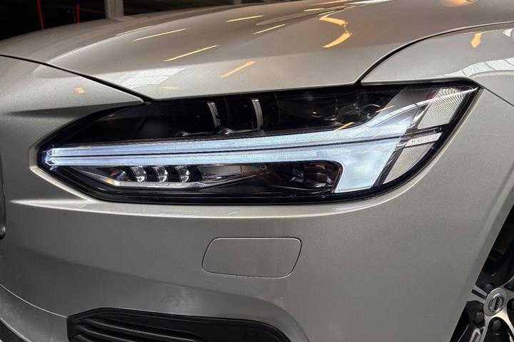 Sølv Volvo V90 fra 2021