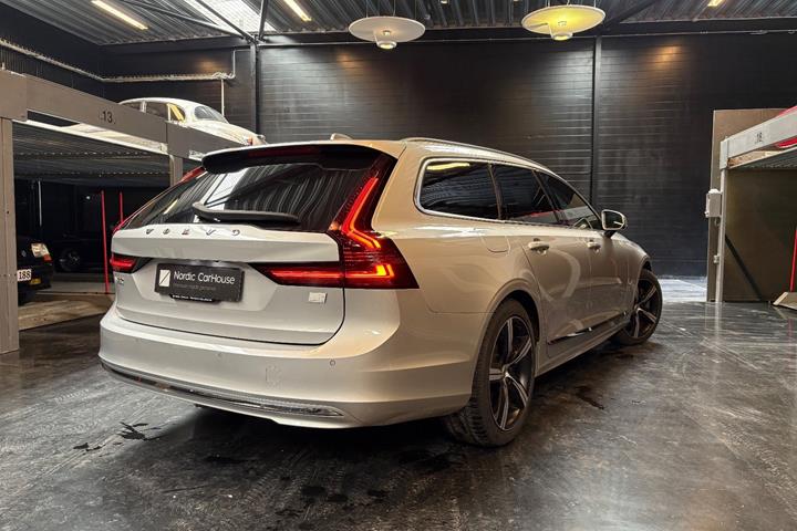 Sølv Volvo V90 fra 2021