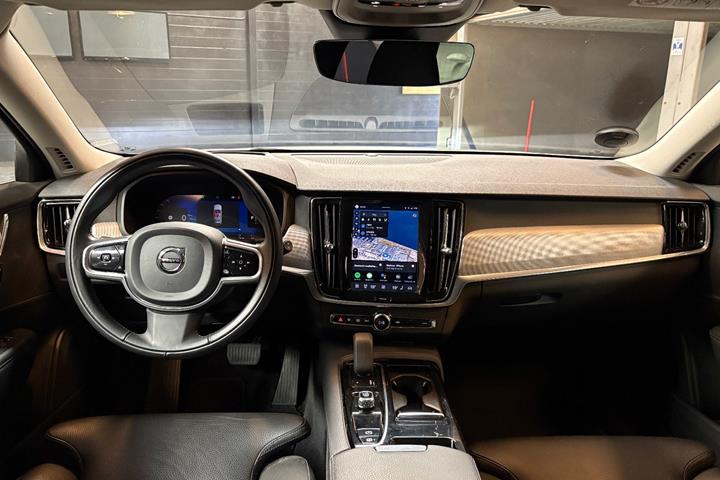 Sølv Volvo V90 fra 2021