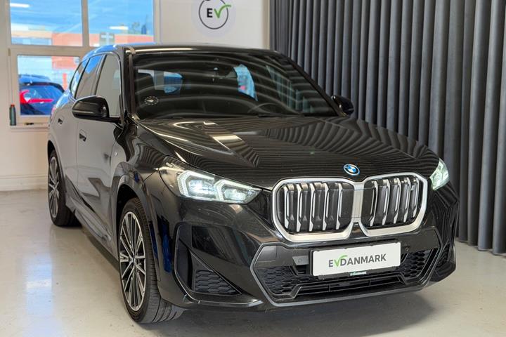 Sort BMW iX1 fra 2023 set udefra